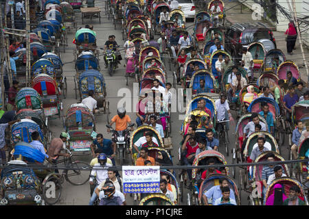 Dhaka, Bangladesh. 11th June, 2018. DHAKA, BANGLADESH - JUNE 12 : Traffic jam and peoples crowd seen at New Market area during the Ramadan in Dhaka, Bangladesh on June 12, 2018.Last 10 years in Dhaka, average traffic speed has dropped from 21 km/hour to 7 km/hour, only slightly above the average walking speed. Congestion in Dhaka eats up 3.2 million working hours per day according to static reports. Credit: Zakir Hossain Chowdhury/ZUMA Wire/Alamy Live News Stock Photo