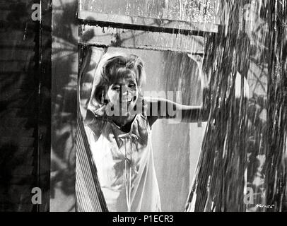 Original Film Title: DAYS OF WINE AND ROSES.  English Title: DAYS OF WINE AND ROSES.  Film Director: BLAKE EDWARDS.  Year: 1962.  Stars: LEE REMICK. Credit: WARNER BROTHERS / Album Stock Photo