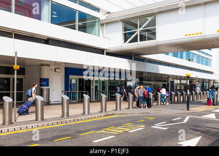 Main access roadway at Glasgow Airport terminal building, Glasgow Stock ...