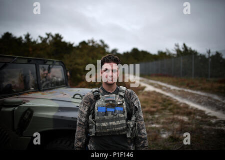 WESTHAMPTON BEACH, NY - Senior Airman Eric Krulder, a member of the 106th Rescue Wing Security Forces Squadron pauses between scenarios during Tactical Combat Casualty Care training at FS Gabreski ANG on October 19, 2016.    During this training, airmen learned to react to enemy contact and IED attacks, with an emphasis on immediate combat care.    (US Air National Guard / Staff Sgt. Christopher S. Muncy / released)    sra eric krulder Stock Photo