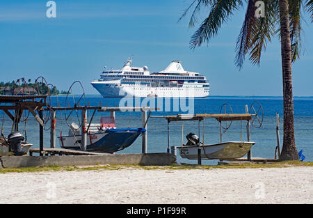 The Cruise Liner MS Paul Gauguin on Tour Around The Society Islands Rarotonga and Atutaki of the Pacific. Stock Photo