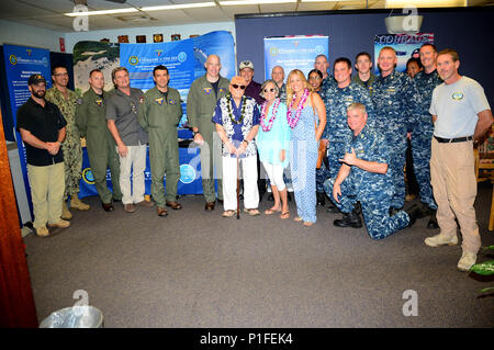 161025-N-SS432-024 BARKING SANDS, Hawaii (Oct. 25, 2016) World War II Navy Veteran, Charles T. Edwards met with Sailors and civilians at Pacific Missile Range Facility (PMRF) for a meet and greet.. (U.S. Navy photo by Petty Officer 2nd Class Omar Powell/Released) Stock Photo