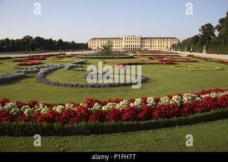 . Viena / Wien; Schönbrunn: vista a los jardines / parterres y fachada sur del Palacio. Stock Photo