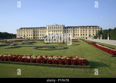 . Viena / Wien; Schönbrunn: vista a los jardines / parterres y fachada sur del Palacio. Stock Photo