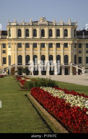 . Viena / Wien; Schönbrunn: vista a los jardines / parterres y fachada del Palacio. Stock Photo