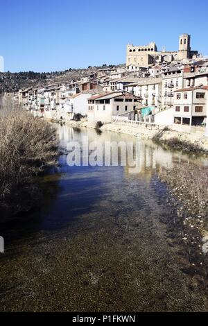 SPAIN - ARAGON - Matarraña (district) - TERUEL. Valderrobres; río Matarraña y pueblo. Stock Photo