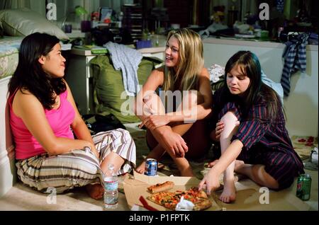 Original Film Title: THE SISTERHOOD OF THE TRAVELING PANTS.  English Title: THE SISTERHOOD OF THE TRAVELING PANTS.  Film Director: KEN KWAPIS.  Year: 2005.  Stars: AMBER TAMBLYN; AMERICA FERRERA; BLAKE LIVELY. Credit: WARNER BROS. / PERA, DIYAH / Album Stock Photo