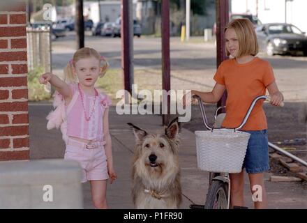 Elle Fanning & Annasophia Robb Film: Because Of Winn-Dixie (USA 2005)  Characters: Sweetie Pie Thomas & Opal / Literaturverfilmung (Based On The  Book By Kate Dicamillo) Director: Wayne Wang 26 January 2005 **