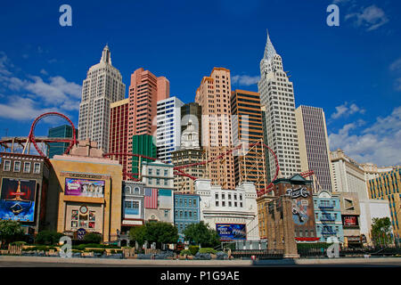 LAS VEGAS - SEP 4: New York-New York hotel casino creating the impressive New York City skyline with skyscraper towers and Statue of Liberty replica o Stock Photo