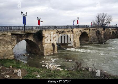 SPAIN - Ribera Estellesa (district) - NAVARRA. Peralta; puente medieval sobre el río Arga. Stock Photo