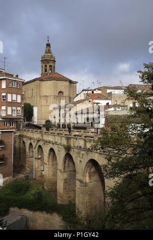 SPAIN - LA RIOJA - Rioja Media (district). Cenicero; puente e Iglesia de San Martín. Stock Photo