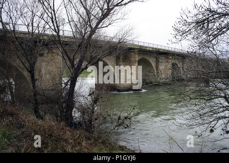 SPAIN - Ribera Estellesa (district) - NAVARRA. Larraga; puente medieval sobre el río Arga. Stock Photo