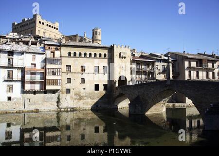 SPAIN - ARAGON - Matarraña (district) - TERUEL. Valderrobres; puente medieval sobre el río Matarraña y pueblo. Stock Photo