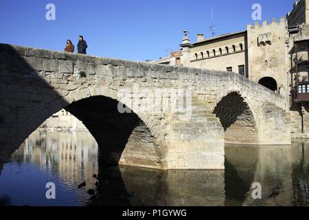 SPAIN - ARAGON - Matarraña (district) - TERUEL. Valderrobres; puente medieval sobre el río Matarraña. Stock Photo