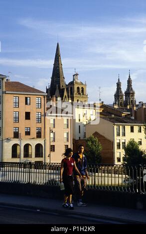 SPAIN - LA RIOJA - Rioja Media (district) - Logrono. Logroño, Puente de Piedra sobre el río Ebro; iglesia de Santa Maria del Palacio. Stock Photo