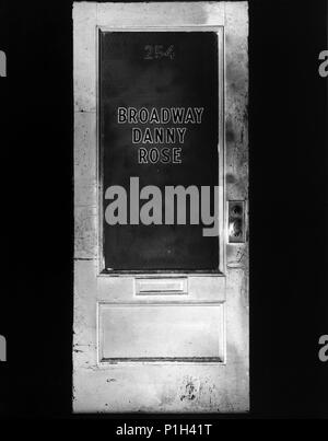 Original Film Title: BROADWAY DANNY ROSE.  English Title: BROADWAY DANNY ROSE.  Film Director: WOODY ALLEN.  Year: 1984. Credit: ORION PICTURES / Album Stock Photo