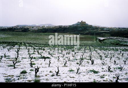 SPAIN - LA RIOJA - Rioja Alta (district). San Vicente de la Sonsierra, vista con viñedos nevados. Stock Photo