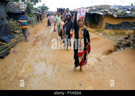 A walking a long way from Myanmar to Bangladesh, Rohingyas reached at the Kutupalong refugee camp at Ukhiya in Cox's Bazar, Bangladesh Stock Photo