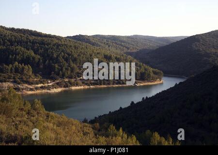 SPAIN - ARAGON - Campo de Cariñena (district) - Saragossa Zaragoza. Tosos; paisaje y pantano / embalse de Torcas. Stock Photo