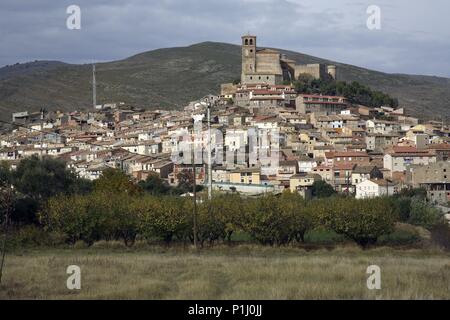 SPAIN - LA RIOJA - Tierra de Cameros (district). Cornago; vista del pueblo con Iglesia y castillo (Valle de Linares). Stock Photo