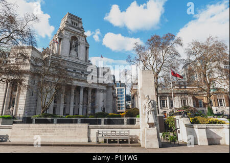 Ten Trinity Square Building built in Beaux Arts style architecture now become Four Seasons Hotel, located at Trinity Square Gardens, London, England Stock Photo