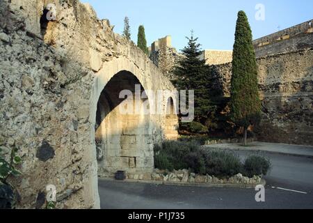 SPAIN - Catalonia - Baix Camp (district) - TARRAGONA. La Selva del Camp; 'Els Pontets' (acueducto románico del siglo XIII); al fondo murallas medievales. Stock Photo