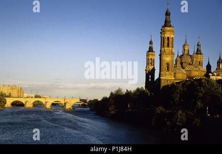 Zaragoza capital; vista de la Basílica del Pilar / río Ebro y puente de piedra. Stock Photo