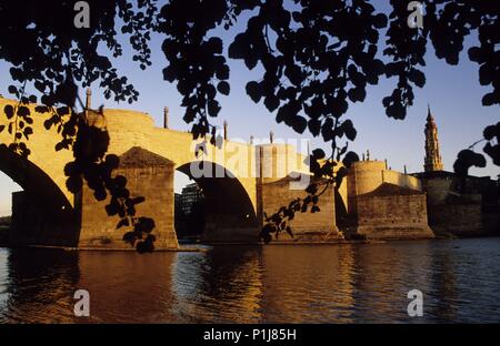 Zaragoza capital; puente de piedra sobre el río Ebro y torre de la Seo / Catedral. Stock Photo