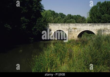puente sobre el río Duero junto al Monasterio de La Vid. Stock Photo