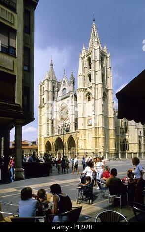 Catedral (arq. gótica), vista desde plaza Regia; terrazas. Stock Photo