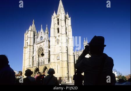 SPAIN - Castille and Leon - LEON. fachada principal de la Catedral (arquitectura gótica) desde la plaza Regia. Stock Photo