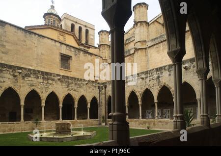 SPAIN - Catalonia - Baix Ebre (district) - TARRAGONA. Tortosa; claustro de la Catedral. Stock Photo
