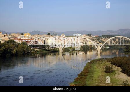 SPAIN - Catalonia - Ribera d?Ebre (district) - TARRAGONA. Mora d' Ebre; pont sobre el riu Ebre / puente sobre el rio Ebro. Stock Photo