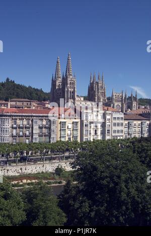 Vista a la ribera del río Arlanzón, paseo de la Isla, Catedral y castillo / cerro de San Miguel. Stock Photo