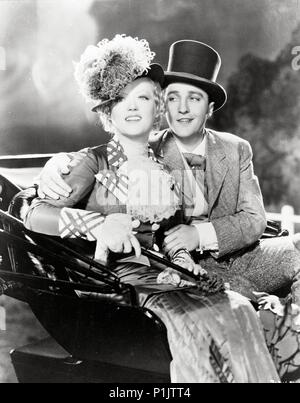 Original Film Title: GOING HOLLYWOOD.  English Title: GOING HOLLYWOOD.  Film Director: RAOUL WALSH.  Year: 1933.  Stars: BING CROSBY; MARION DAVIES. Credit: M.G.M. / Album Stock Photo