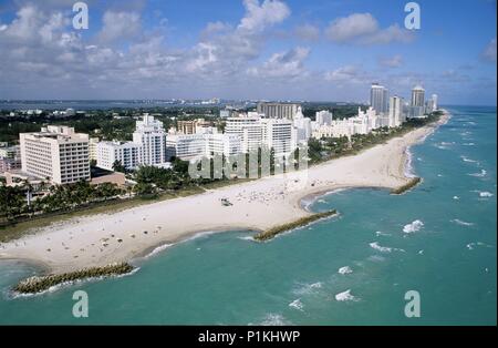 Miami Beach; vista aérea de frente marítimo / edificaciones / canales e ...