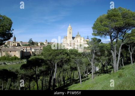 Segovia capital; vista de la Catedral y ciudad medieval desde el Paseo de Hoyos. Stock Photo