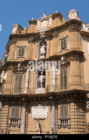 Italy Sicily Palermo Piazza Vigliena Quatro Canti Four Corners built 1600 concave facade pivot town plan where four city ares meet fountain statues Stock Photo