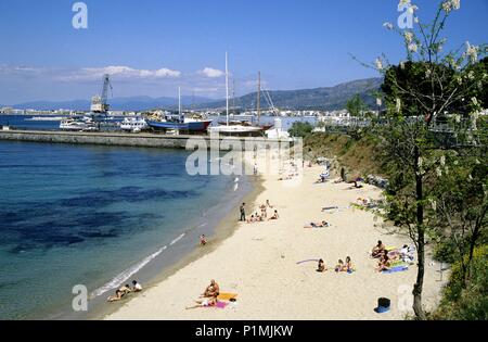 SPAIN - Catalonia - Alt Empordá (district) - GERONA. Roses; playa / platja dels Palangrers. Stock Photo