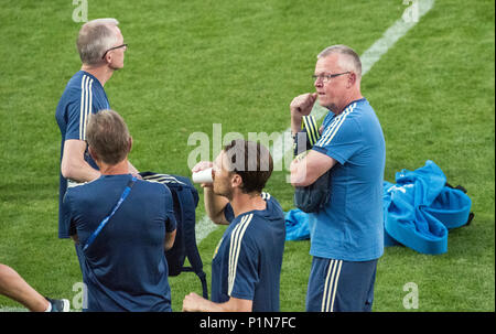 12 June 2018, Russia, Gelendschik. Coach Janne Andersson (r) speaking to his staff during a training session of the Sweden football team at the Spartak stadium in Gelendschik. Photo: Maximilian Haupt/dpa Stock Photo