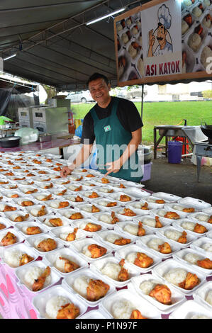 Bandar Seri Begawan, Brunei. 12th June, 2018. A chef prepares local delicacies at a Ramadan market in Bandar Seri Begawan, capital of Brunei, June 12, 2018. Brunei's local markets witnessed booming business in the month of Ramadan. Credit: Jeffrey Wong/Xinhua/Alamy Live News Stock Photo