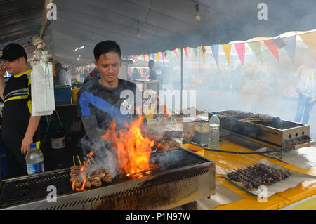 Bandar Seri Begawan, Brunei. 12th June, 2018. A chef makes local delicacies at a Ramadan market in Bandar Seri Begawan, capital of Brunei, June 12, 2018. Brunei's local markets witnessed booming business in the month of Ramadan. Credit: Jeffrey Wong/Xinhua/Alamy Live News Stock Photo
