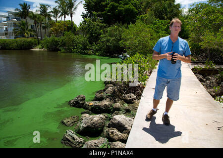 Stuart, Florida, USA. 12th June, 2018. Mike Knepper visits Shepard Park along the South Fork of the St. Lucie River near downtown Stuart to record drone video of the algae collecting on the shores June 12, 2018. Credit: Allen Eyestone/The Palm Beach Post/ZUMA Wire/Alamy Live News Stock Photo