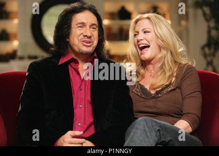 Original Film Title: GENE SIMMONS: FAMILY JEWELS-TV.  English Title: GENE SIMMONS: FAMILY JEWELS.  Film Director: CHAD GREULACH; ADAM REED.  Year: 2006.  Stars: GENE SIMMONS; SHANNON TWEED. Credit: A DAY WITH/A&E TELEVISION NETWORKS / Album Stock Photo