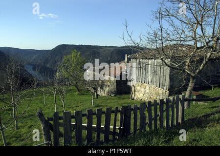 Ribeira Sacra; cañones del río Sil y paisaje cerca de Sacardebois. Stock Photo