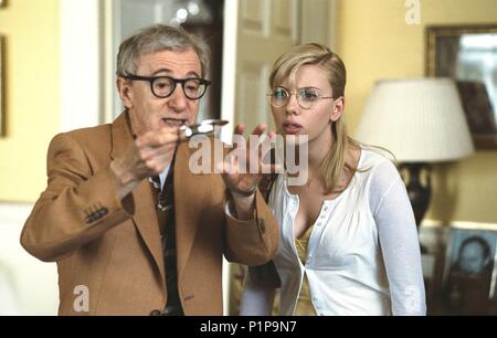 Original Film Title: SCOOP.  English Title: SCOOP.  Film Director: WOODY ALLEN.  Year: 2006.  Stars: SCARLETT JOHANSSON; WOODY ALLEN. Credit: BBC FILMS/INGENIOUS FILM PARTNERS/INGENIOUS MEDIA/JELLY ROLL / Album Stock Photo