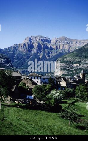 Torla, village and Macizo de Mondarruego; Parque Nacional de / Ordesa y Monte Perdido national Park at the background (Pyrenees). Stock Photo