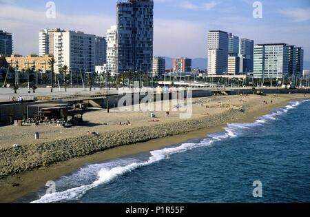SPAIN - Catalonia - Barcelonés (district) - Barcelona. Barcelona; playa / platja de la 'Nova mar Bella' y edificios. Stock Photo