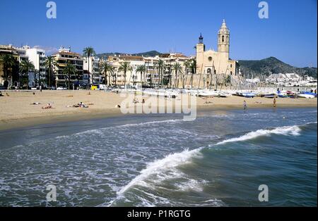 SPAIN - Catalonia - Garraf (district) - Barcelona. Sitges; playa / platja de la Fragata, puerto deportivo, iglesia. Stock Photo