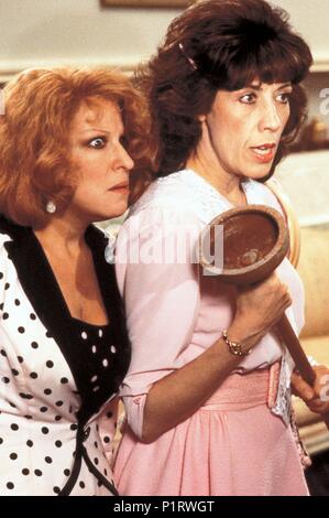 Original Film Title: BIG BUSINESS.  English Title: BIG BUSINESS.  Film Director: JIM ABRAHAMS.  Year: 1988.  Stars: BETTE MIDLER; LILY TOMLIN. Credit: TOUCHSTONE/DISNEY / MOORE, LAUREL / Album Stock Photo